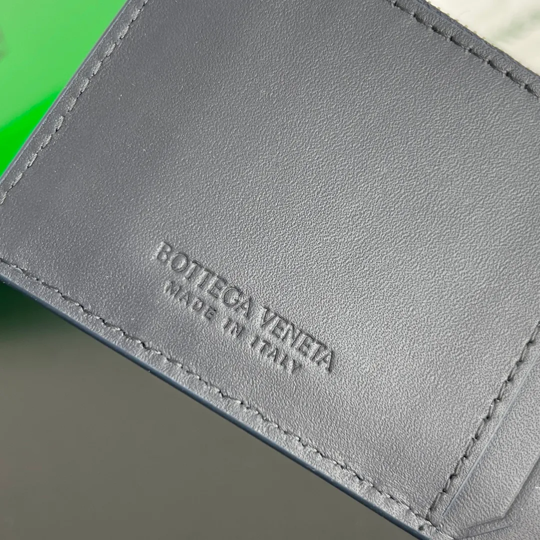 BV’s new 805827 vertical zipper card holder 🎈 The classic small woven work that I miss 0.7 is back. It’s really very design-friendly. The calfskin texture is high-end. It’s carefully designed with five card slots and a central compartment. You can also put cash in for daily use. You deserve to have such an thoughtful design. Size: 12*7*0.5 layers cm P540